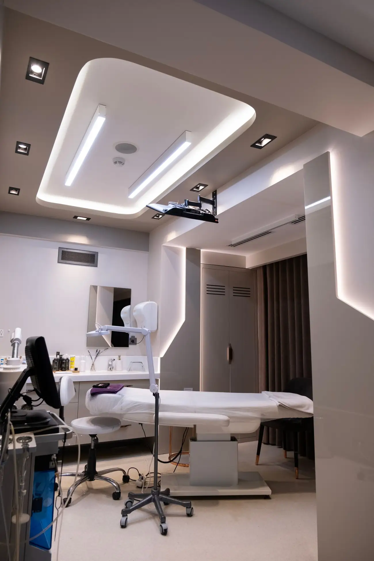 Modern clinic treatment room
